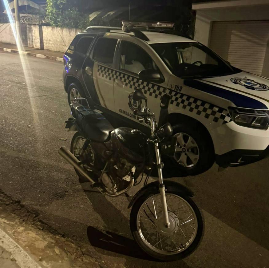 Motociclista de 22 anos � detido por dire��o perigosa em Guaxup�