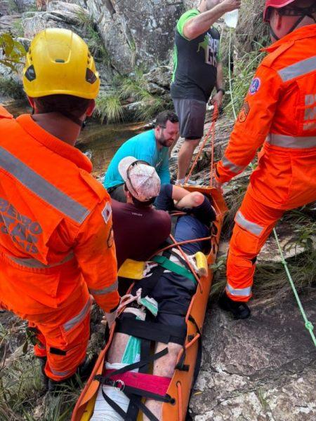 Bombeiros resgatam banhista ferido ap�s queda em cachoeira em S�o Jo�o Batista do Gl�ria