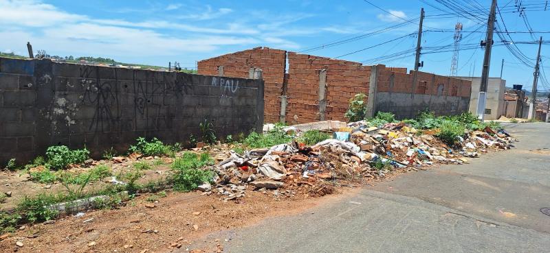 Moradores do Rancho Alegre denunciam 