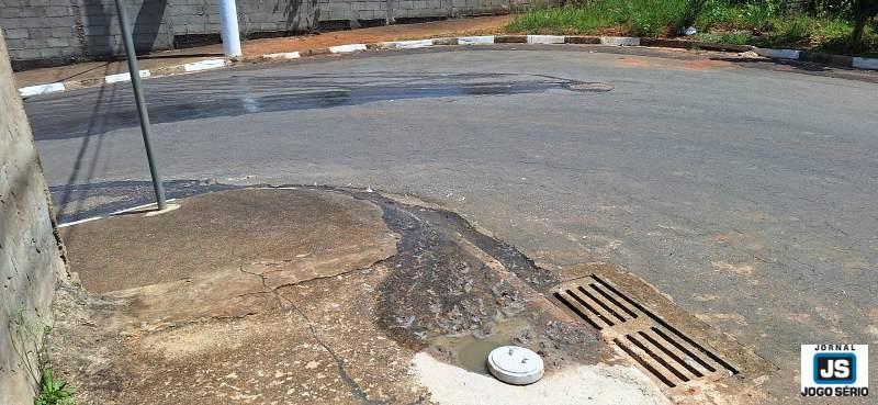 Copasa d� manuten��o a vazamento em rede de esgoto do Residencial Vale Verde