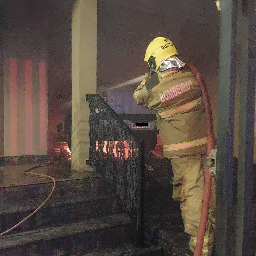 Bombeiros combatem inc�ndio a ve�culo em resid�ncia de Guaxup�