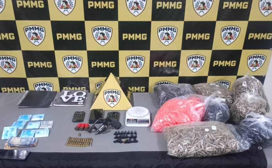 PMMG prende suspeito por tr�fico de drogas e posse ilegal de arma durante opera��o policial