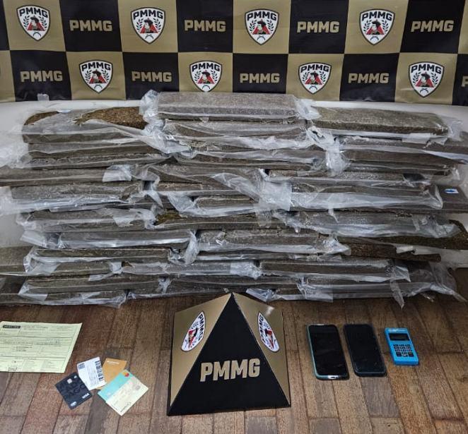 PMs apreendem 37 tabletes de maconha e capturam homem adulto ap�s tentativa de fuga