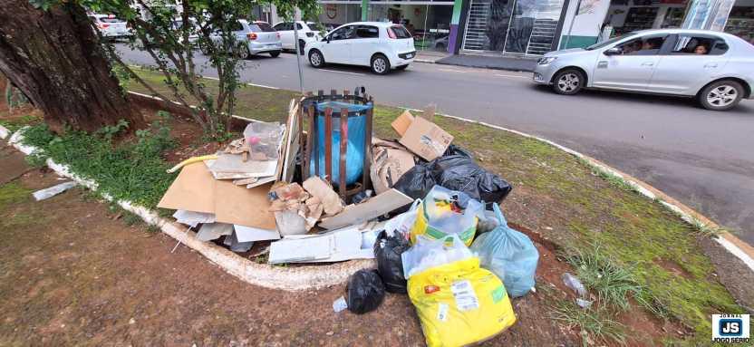 Vereador Carl�o tentar� ca�amba para trecho da Grande Avenida, mas pede consci�ncia quanto ao descarte de detritos em Guaxup�