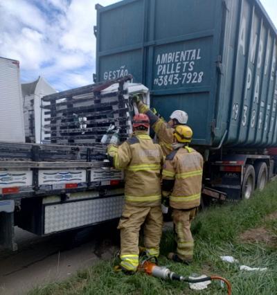 Acidente entre dois caminh�es deixa v�tima em estado grave na BR-381, em Pouso Alegre