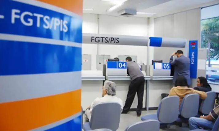 Abono salarial come�a a ser pago nesta segunda