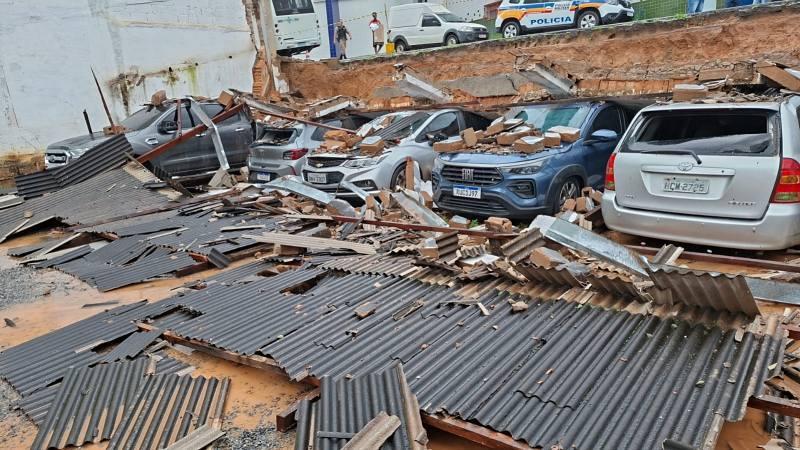 Muro desaba e atinge cerca de oito ve�culos no bairro Morro Chic, em Itajub�