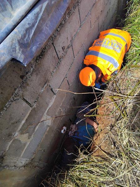 Bombeiros resgatam idoso de 94 anos preso entre barranco e muro em Carmo de Minas