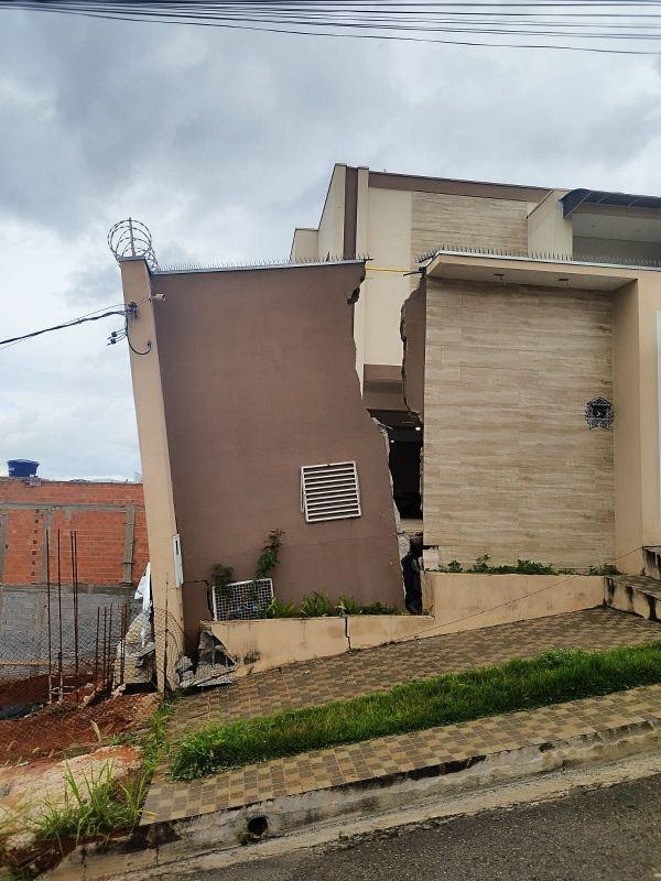 Parte de resid�ncia desaba ap�s risco estrutural e mobiliza Bombeiros em Minas Gerais