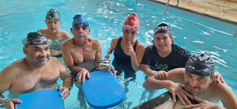 Assistidos da APAE realizam importantes atividades aqu�ticas na sede da entidade