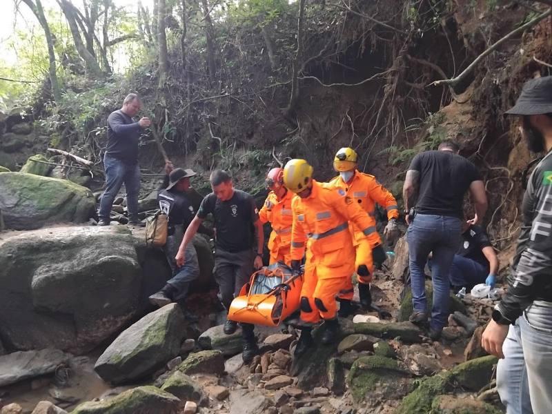 Bombeiros localizam corpo de mulher desaparecida em �rea rural entre Delfim Moreira e Itajub�
