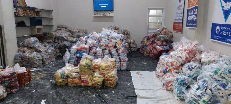 Entidades sociais recebem quase dez toneladas em donativos no show de Henrique e Juliano