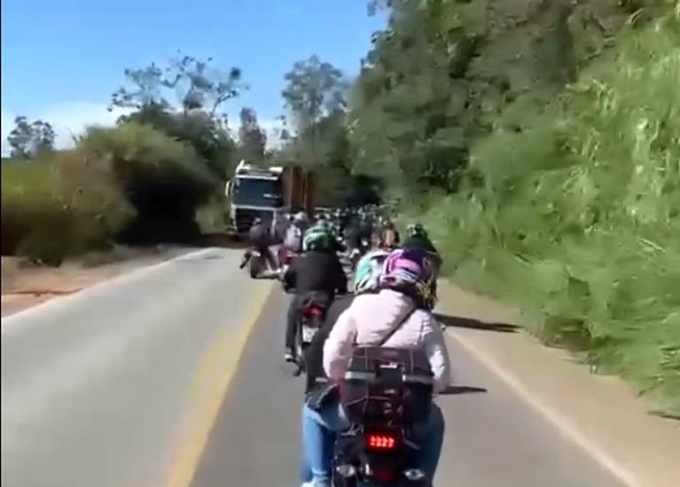 V�deo impactante registra colis�o entre motociclista e carreta no Sul de Minas
