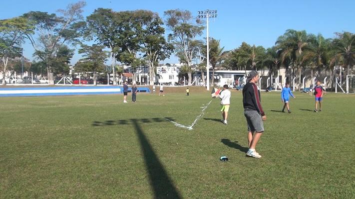 Crianas e adultos participam do 