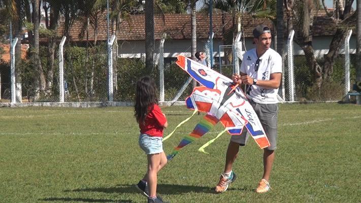 Crianas e adultos participam do 