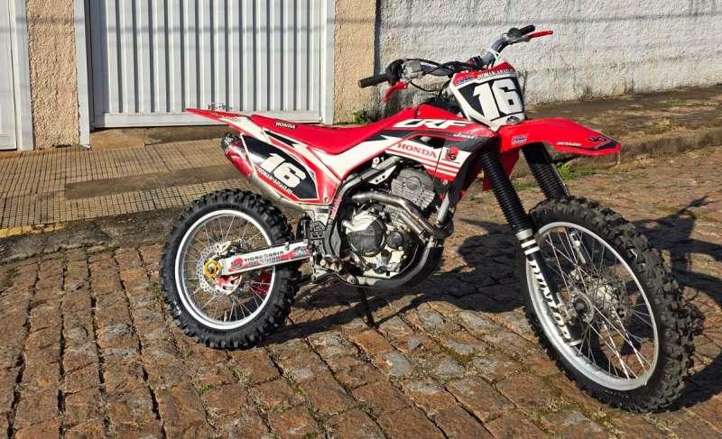 Motocicleta CRF seminova dispon�vel para com�rcio em Guaxup� e regi�o 