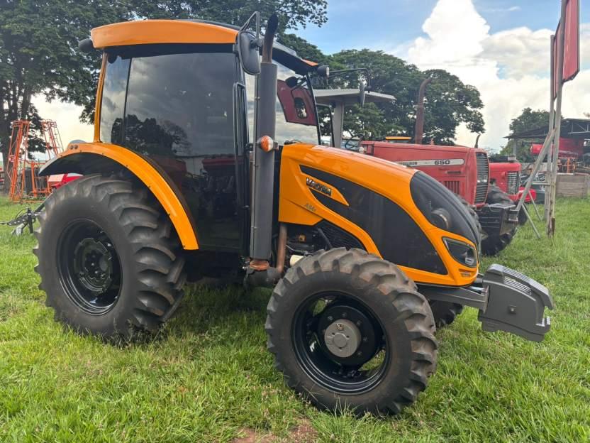 Trator da marca Valtra dispon�vel para venda 