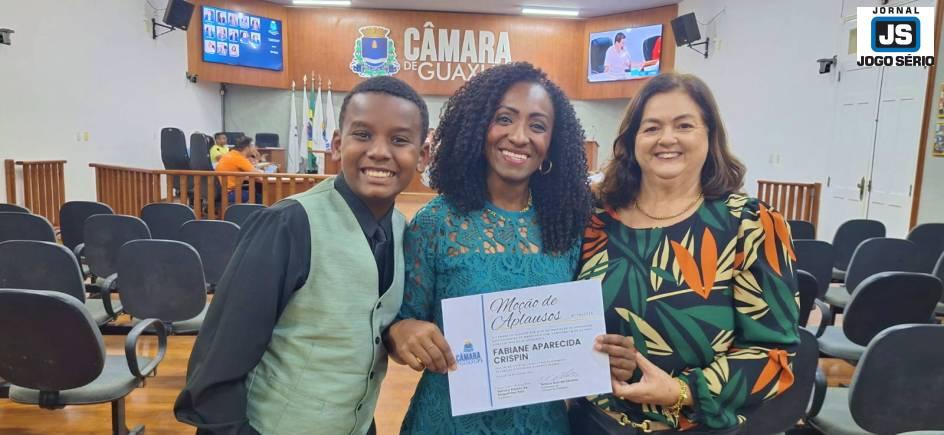C�mara de Guaxup� homenageia Fabi Crispin com Mo��o de Aplauso por atua��o em prol da conscientiza��o ao autismo