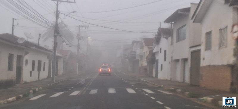 Guaxup� amanhece sob forte neblina, garoa e frio nesta quarta-feira