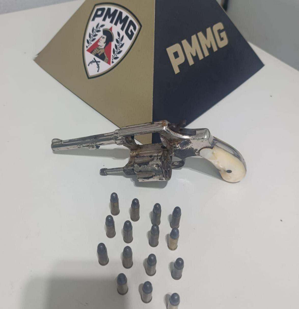 Mulher encontra rev�lver pertencente ao pai falecido e entrega a arma � Pol�cia Militar