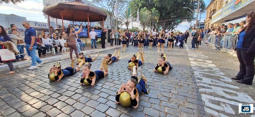 Desfile c�vico comemora o anivers�rio de 114 anos de Guaxup�