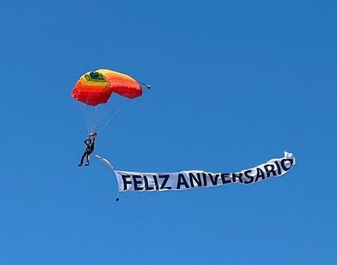 Paraquedistas do Aerodesporto de Guaxup� participam das comemora��es aos 114 anos do Munic�pio 