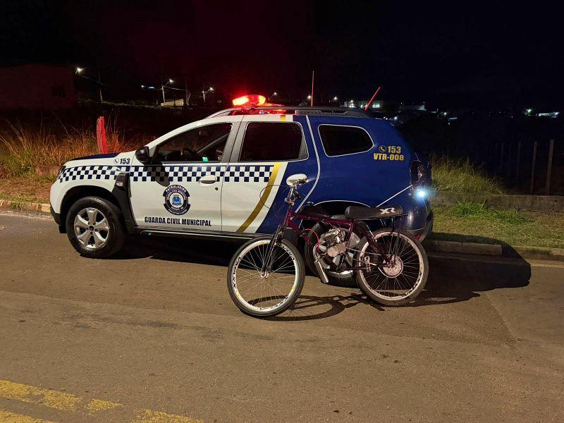 Guardas municipais apreendem bicicleta motorizada ap�s den�ncias de perturba��o do sossego e dire��o perigosa em Guaxup�