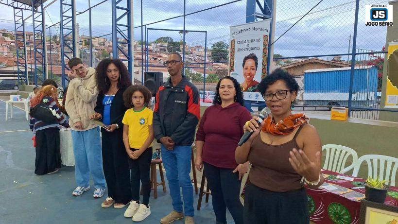 Claudinea Moreira lan�a obra liter�ria antirracista em evento na quadra do 