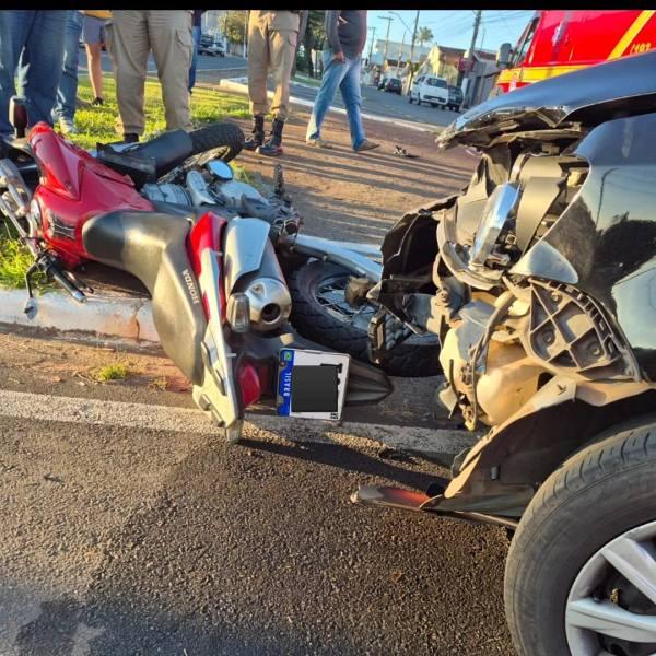 Bombeiros de Guaxup� atendem v�tima de colis�o entre carro e motocicleta no centro da cidade