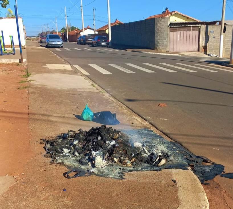 Mais uma ca�amba de lixo � incendiada em Guaxup� 