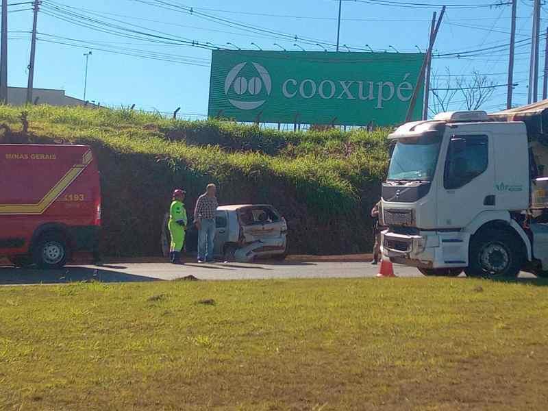 Aten��o para not�cia de colis�o entre caminh�o e autom�vel no Trevo do Japy