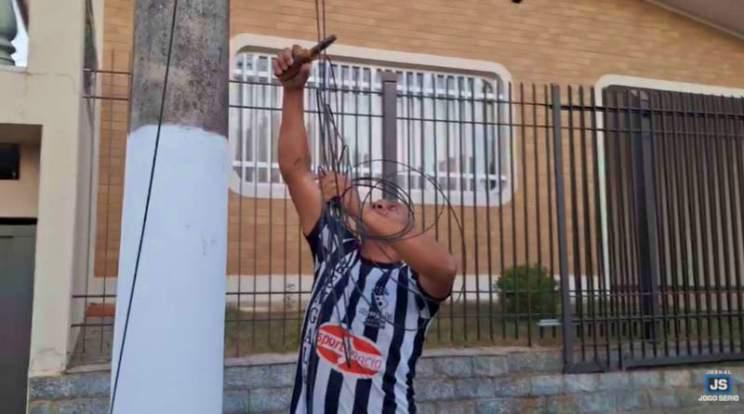 Caminh�o arranca fia��o em via da �rea central de Guaxup� e provoca preju�zos 