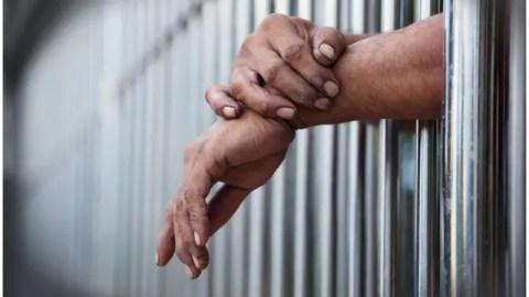 Foragido tenta fugir, mas PMs cumprem mandado de pris�o em Guaran�sia