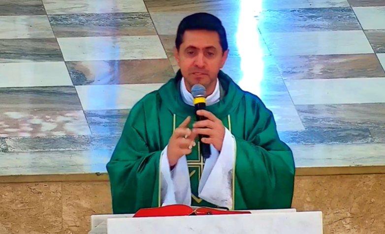 Padre usa passagem b�blica para destacar a import�ncia do respeito e da compreens�o entre os filhos de Deus 