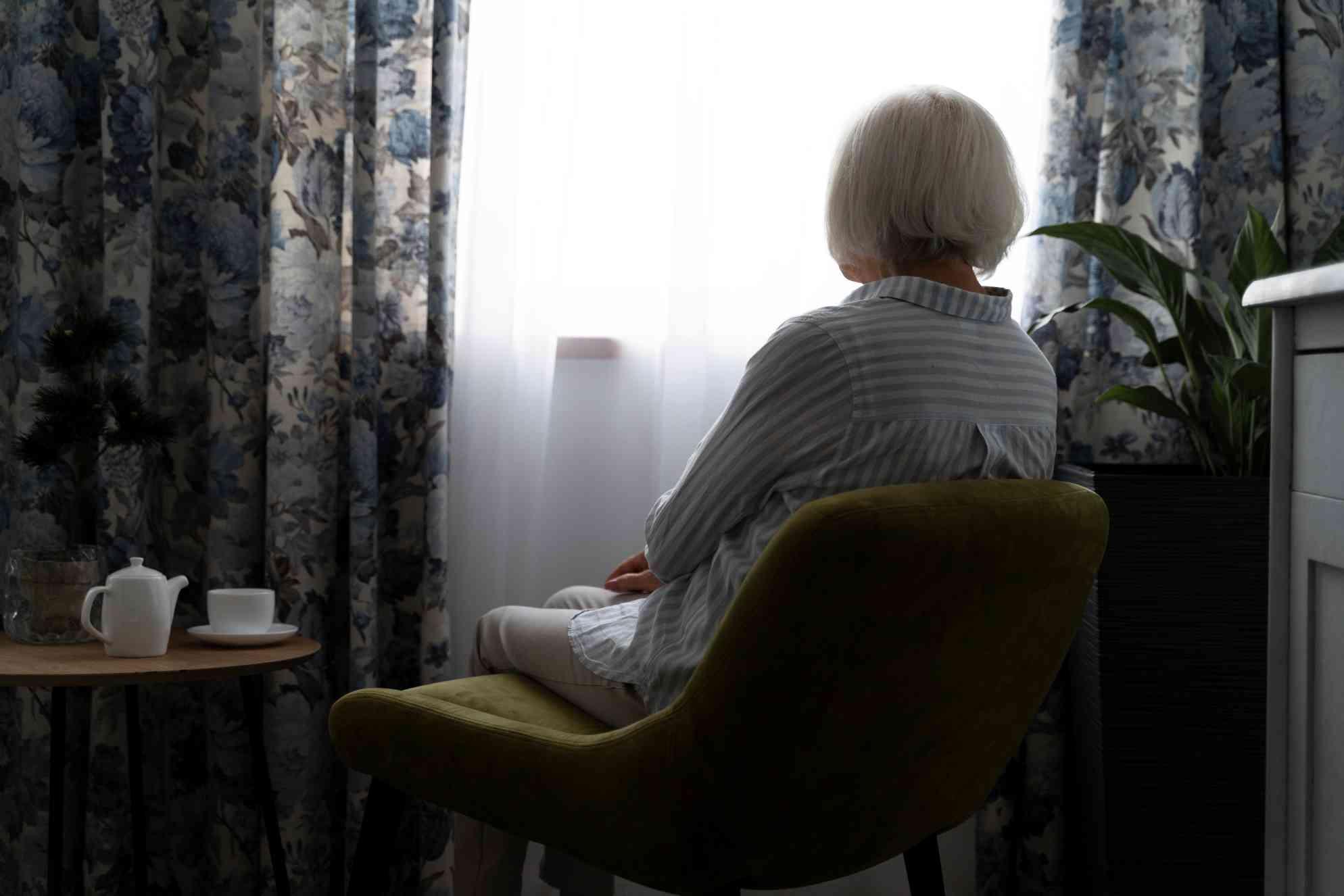 Alzheimer n�o afeta s� a mem�ria: esbarr�es e dificuldade em escadas tamb�m merecem aten��o