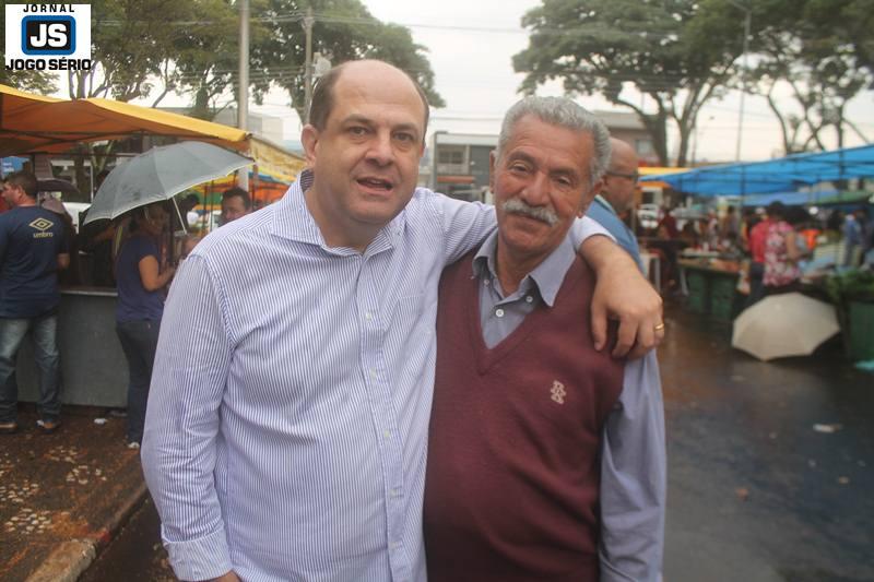 Jarbinhas e Dr. Heber inauguram comit e passeiam na Feira Livre