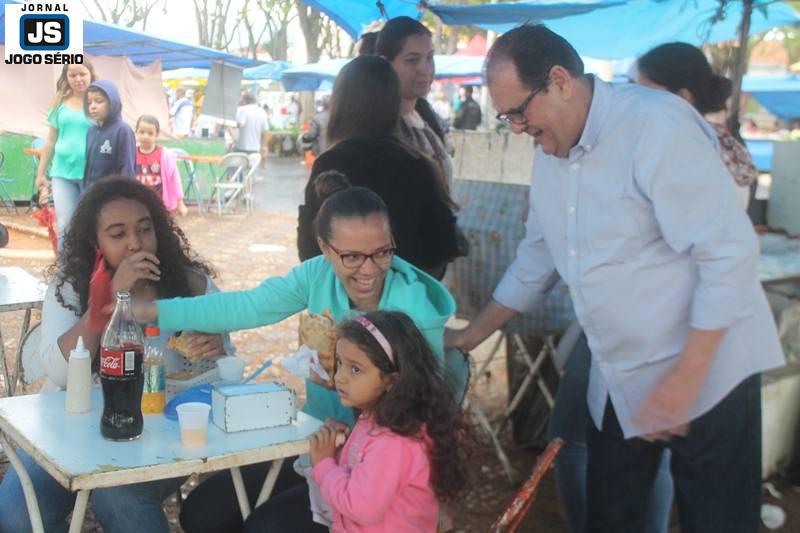 Jarbinhas e Dr. Heber inauguram comit e passeiam na Feira Livre