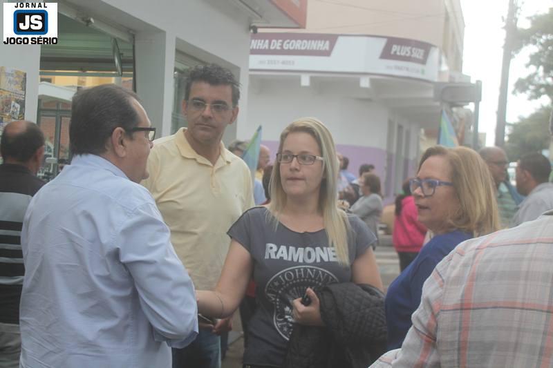 Jarbinhas e Dr. Heber inauguram comit e passeiam na Feira Livre