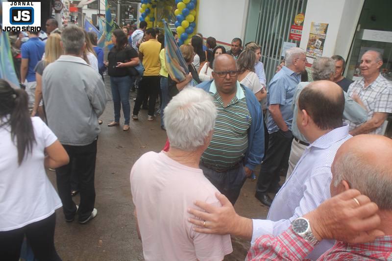 Jarbinhas e Dr. Heber inauguram comit e passeiam na Feira Livre