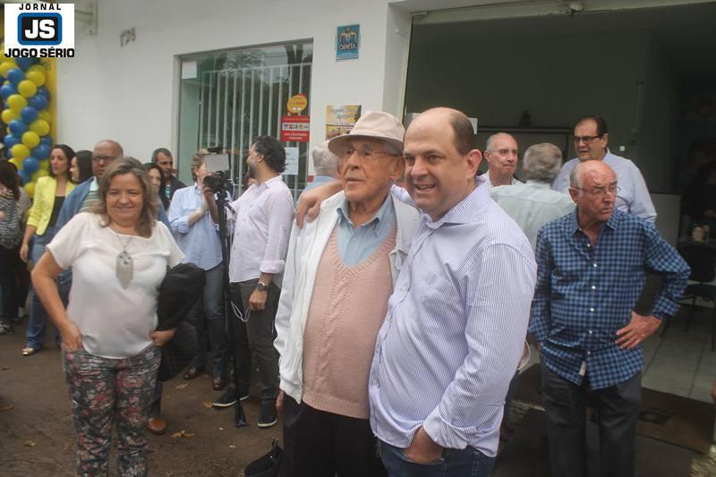 Jarbinhas e Dr. Heber inauguram comit e passeiam na Feira Livre