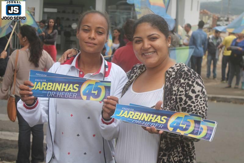 Jarbinhas e Dr. Heber inauguram comit e passeiam na Feira Livre