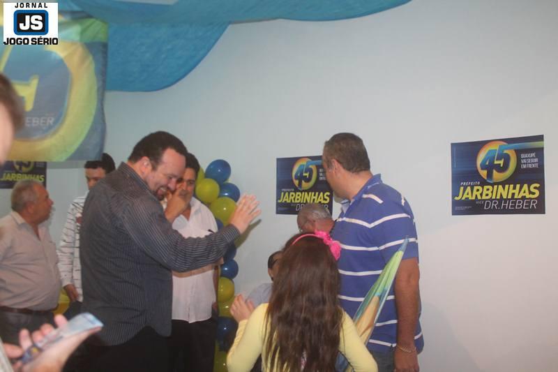 Jarbinhas e Dr. Heber inauguram comit e passeiam na Feira Livre