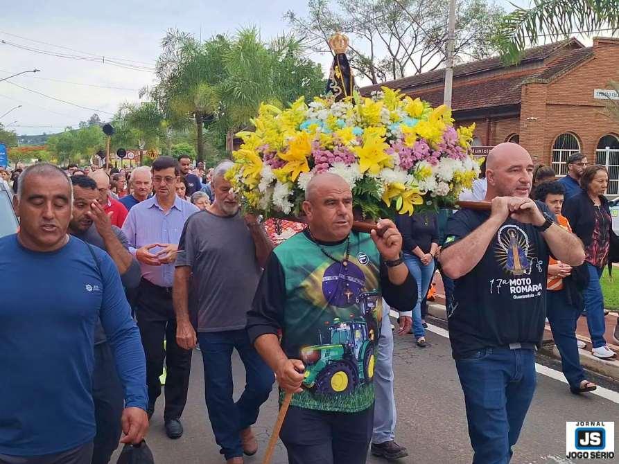 Devotos celebram o Dia de Nossa Senhora Aparecida