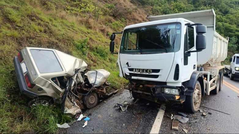 Motorista embriagado e sem CNH provoca colis�o frontal em Andradas