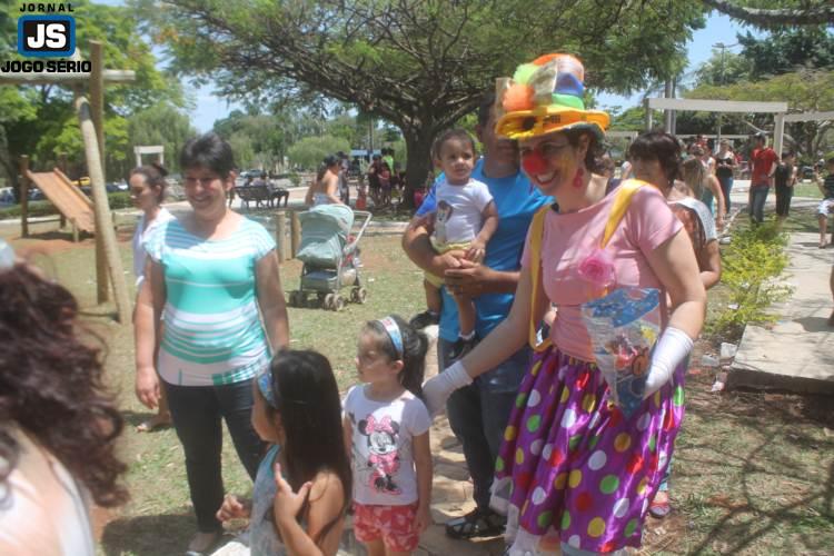 Crianas e adultos participam de festa organizada por voluntrios