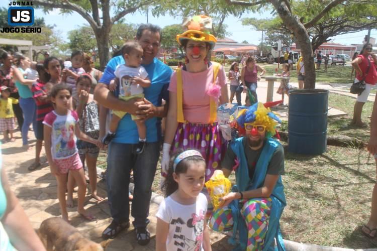 Crianas e adultos participam de festa organizada por voluntrios