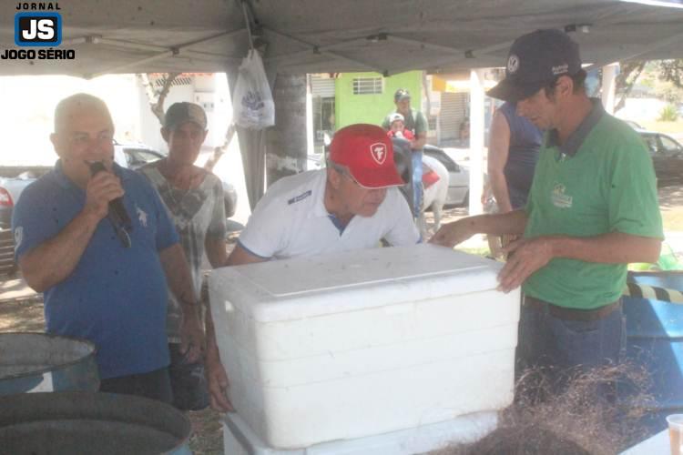 Crianas e adultos participam de festa organizada por voluntrios