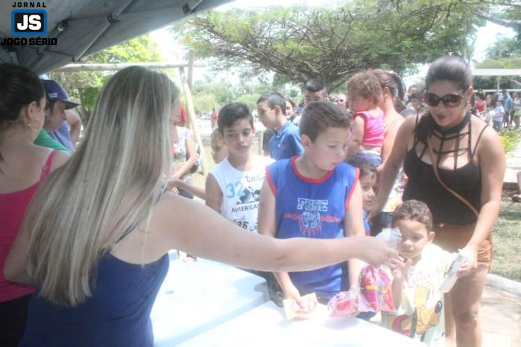 Crianas e adultos participam de festa organizada por voluntrios