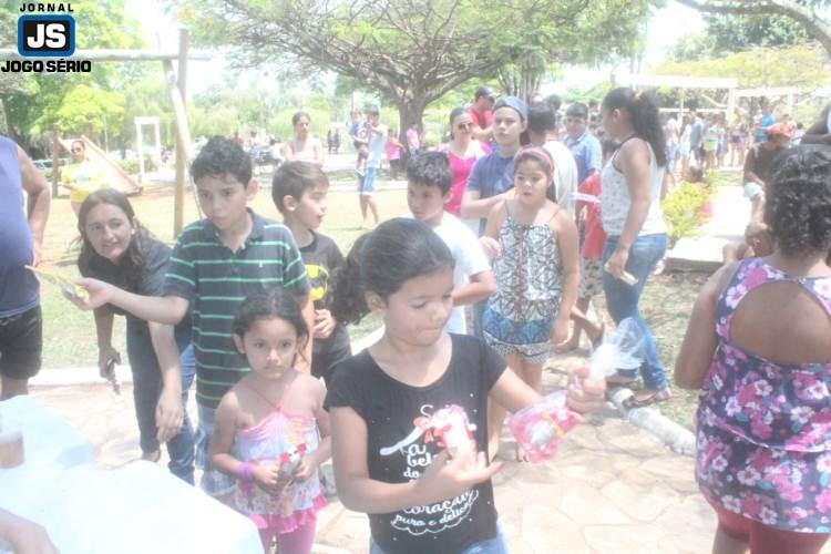 Crianas e adultos participam de festa organizada por voluntrios