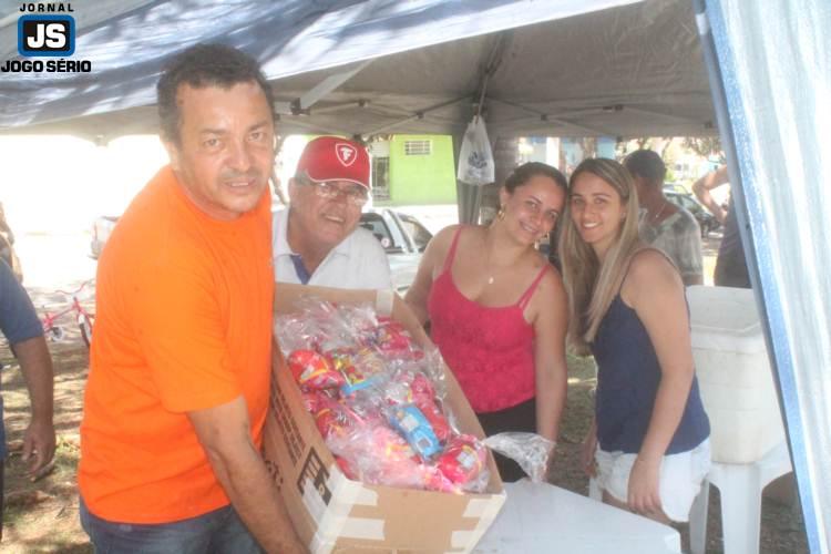 Crianas e adultos participam de festa organizada por voluntrios